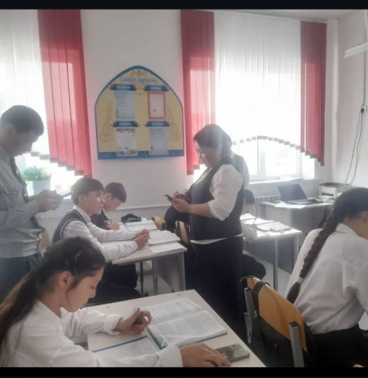 Бала қауіпсіздігін қамтамасыз ету ,қылмыс пен құқық бұзушылықтың алдын алу, буллинг пен кибербуллингтің, әр түрлі сайттарға, интернет ойындарға кіруге жол бермеу мақсатында 5-11 сынып оқушыларының ұялы телефондарына рейдтік іс-шаралар жүргізілді. Рей